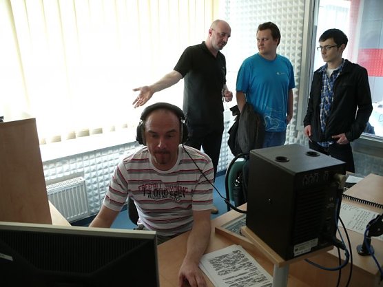 Olaf Schulze zeigt den Besuchern den Sender (Foto: Angelo Glashagel)