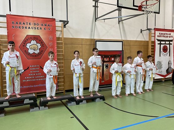 Siegerehrung Gelb und Orange der Männer (Foto: Karate Do Kwai) Siegerehrung Gelb und Orange der Männer (Foto: Karate Do Kwai)