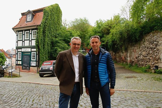 Gunnar Reuter und Alf Grabinsky vor der M&uuml;nzgasse und dem Felix (Foto: agl)