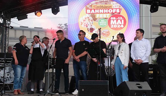 Moderatorin Susi Platte befragt Mitwirkende des Fests auf der gro&eacute;n B&uuml;hne (Foto: Peter Blei)