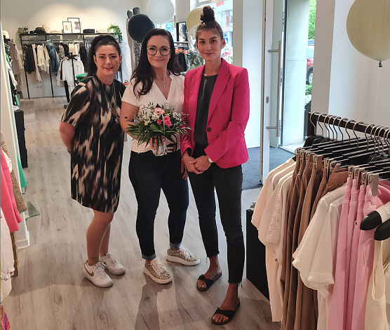 Sarah Krug (rechts) von der SWG Nordhausen begr&uuml;&szlig;te die neue Mieterin Katja Trautmann (Mitte) und deren Mitarbeiterin Tanja Tetzlaff. (Foto: SWG Nordhausen/Schedwill)