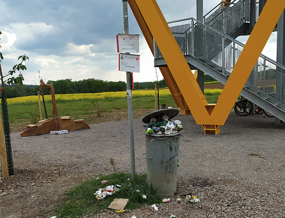 Voller M&uuml;lleimer am Aussichtsturm (Foto: privat)