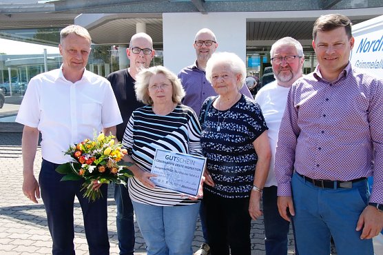 Die erste Inspektion &uuml;bernimmt das Autohaus Albertsmeyer, v.l.: Verkaufsleiter Ronny Scholow, die Fahrer Volker Wagner und Ruth Schmeltzer, JuSoWe Vorstand Holger Richter, Tafel Chefin Helga Rathnau, Fahrer J&uuml;rgen Spangenberg und Gesch&auml;ftsf&uuml;hrer Sascha Albertsmeyer (Foto: agl)