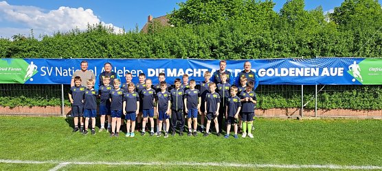 F&uuml;r den Nachwuchs gab es einen neuen Trikotsatz... (Foto: SG Blau Gelb G&ouml;rsbach)