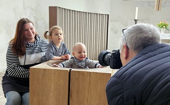 Beatrice und ihre Kinder Jolie  und Paul werden von Andreas Hillmann von Plusgrad f&uuml;r die Ausstellung fotografiert. (Foto: Evangelischer Kirchenkreis S&uuml;dharz)
