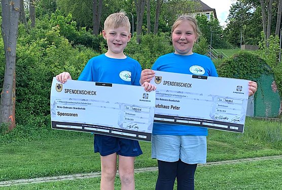Auch diese beiden Sportler haben sich Geld f&uuml;r den Schulgarten erschwommen (Foto:  Heinz-Sielmann-Grundschule )
