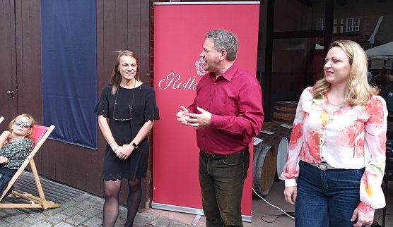 Flankiert von der ehemaligen Deutschen Weink&ouml;nigin Katharina Staab aus Reinland-Pfalz (links) und Rosalina Genchev, die musikalisch die Veranstaltung umrahmte, er&ouml;ffnete Thomas M&uuml;ller das Fest. (Foto: Kurt Frank)