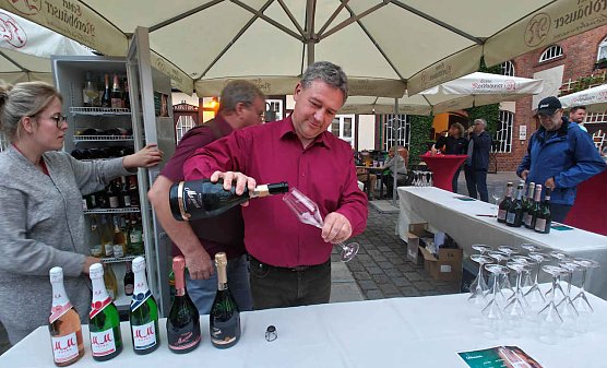 Der Chef persönlich schenkt die Gläser ein: Thomas Müller bei der Arbeit (Foto: P.Blei) Der Chef persönlich schenkt die Gläser ein: Thomas Müller bei der Arbeit (Foto: P.Blei)