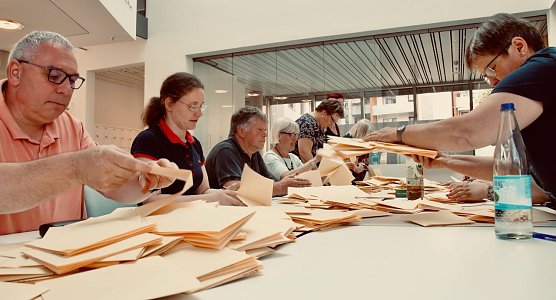 Lange Stunden war man gestern mit der Ausz&auml;hlung besch&auml;ftigt, hier der Startschuss in der Stadtbibliothek (Foto: agl)