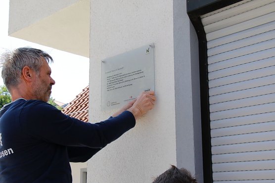 In der Altstadt wurde das erste Schild am Nachmittag angebracht (Foto: agl) In der Altstadt wurde das erste Schild am Nachmittag angebracht (Foto: agl)