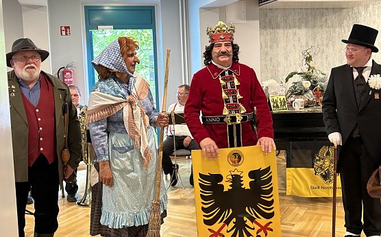 Die Rolandgruppe hat sich vor der Er&ouml;ffnung des 54. Rolandsfestes auf die traditionelle Tour durch die Altenheime begeben (Foto: Senioren- und Pflegeheim Am Pappelweg)