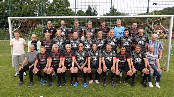 Jeweils von links nach rechts. Hintere Reihe: Sven Pistorius, Daniel Kunze, Matthias Kunze, Volker Vogt, Sebastian G&ouml;sel, Ronald Fienhold, Carsten Stumpf. Mittlere Reihe: Ronny Schwolow, Uwe Etzrodt, Kay Alert, Rolf Langnickel, Ralf K&auml;fer, Andreas Gogsch, Patrick B&ouml;rsch, Lars Grunig und Klaus Verkouter. Vordere Reihe: Arndt Forberger, Herbert Kuntze, Lutz Nebelung, Uwe Nebelung, Frank Kartheuser, Ren&egrave; Taute, Ingo G&ouml;rke und Klaus-Dieter Koschlik. (Foto: nnz)