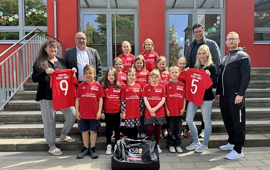 &Uuml;bergabe der Trikots im AKS (Foto: KSB)