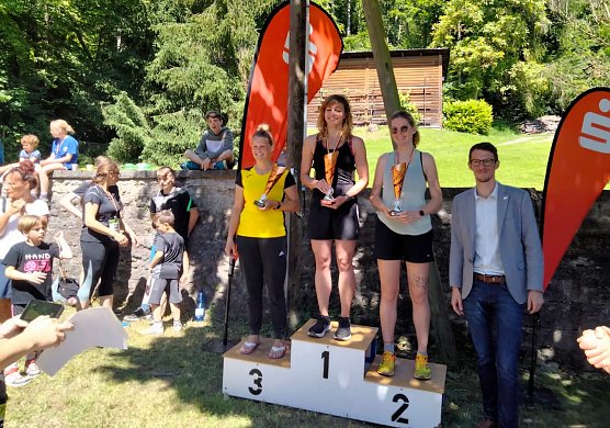Die Siegerinnen &uuml;ber 10 km beim diesj&auml;hrigen Vogelberglauf (Foto: JorLorenz)