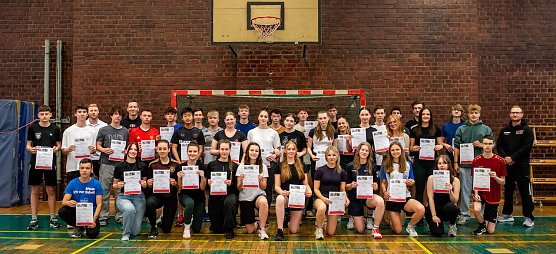 Sch&uuml;ler des Humboldt-Gymnasiums mit ihren Breitensportlizenzen (Foto: C.Keil)