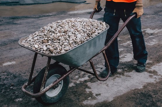 Mehr Kies f&uuml;r den Bau: Wer auf dem Bau im Unstrut-Hainich-Kreis arbeitet, bekommt mehr Lohn. Es gibt eine ordentliche Schippe obendrauf. Damit lohnt es sich wieder, auf dem Bau kr&auml;ftig in die H&auml;nde zu spucken, sagt die IG BAU Nordth&uuml;ringen (Foto: IG BAU)