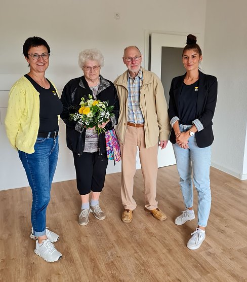  J&uuml;rgen Beyer und seine Lebenspartnerin Edith Spicher wurden von den beiden SWG-Mitarbeiterinnen Annett Kreipl (links) und Sarah Krug in ihrer neuen Wohnung begr&uuml;&szlig;t.  (Foto: SWG Nordhausen/Susanne Schedwill)