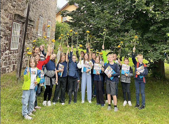 Die Klasse 4 der Evangelischen Grundschule Nordhausen erh&auml;lt ihre Zeugnisse in der Krimder&ouml;der Kirche. (Foto: Evangelische Grundschule Nordhausen)