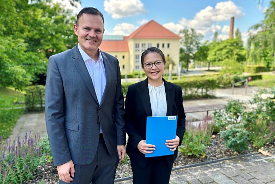 Hochschulpr&auml;sident Prof. Dr. J&ouml;rg Wagner begr&uuml;&szlig;t Dr.-Ing. Jiayi Wang als neue Professorin f&uuml;r Elektrotechnik/Leistungselektronik an der Hochschule Nordhausen. (Foto: Tina Bergknapp)