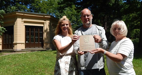Eine Ehrenplakette f&uuml;r den Pavillon, Hohenrode erh&auml;lt den Th&uuml;ringischen Denkmalschutzpreisv.l: B&uuml;rgermeisterin Alexandra Rieger, der Vorsitzende der B&uuml;rgerstiftung Park Hohenrode Tom Landsiedel und die Vorsitzende des F&ouml;rdervereins, Hannelore Haase (Foto: agl)