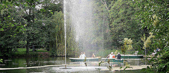 Gestern konnte man noch gem&uuml;tlich gondeln, inzwischen sind der Ruderflotte im Stadtpark zwei Boote verlustig gegangen (Foto: Peter Blei)