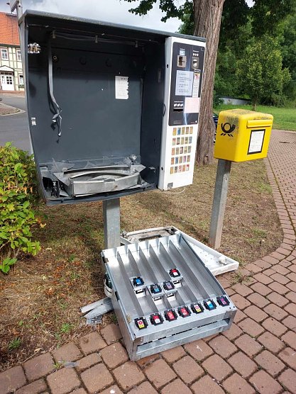 Aufgesprengter Automat in Werther (Foto: S. Dietzel) Aufgesprengter Automat in Werther (Foto: S. Dietzel)