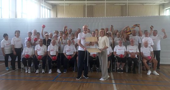 Die Sparkasse überraschte die Herzsportgruppe (Foto: W.Roßmell) Die Sparkasse überraschte die Herzsportgruppe (Foto: W.Roßmell)