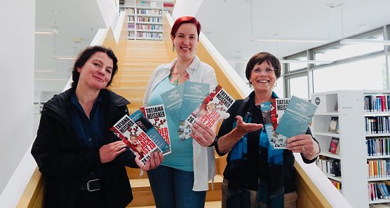 Volles Programm f&uuml;r das zweite Halbjahr: Pia Wienrich, Bibliotheksleiterin Marie-Kathrin Haase, und Hildegard Seidel haben heute die Lese-Highlights vorgestellt (Foto: agl)