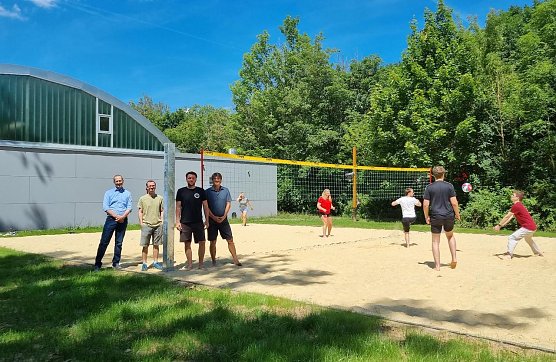 Er&ouml;ffnung des Beachvolleyball-Felds der HSN durch Prof. Dr. Stefan Siegel, Daniel R&uuml;besamen, Andr&eacute; Rummel und Prof. Dr. Andreas Seidel (v.l.n.r.) (Foto: HSN)