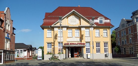 Bahnhofsgeb&auml;ude Nordhausen Nord mit ehemaliger Post rechts und K&ouml;hlerscher Villa links, heute SPARDA Bank 5. Juli 2014 ws (Foto: W.Schwarzbach)