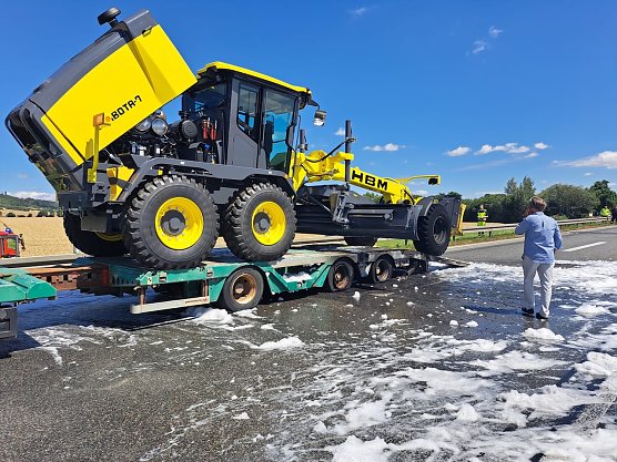 R&auml;der des Sattelaufliegers brannten (Foto: Feuerwehr/Silvio Dietzel)