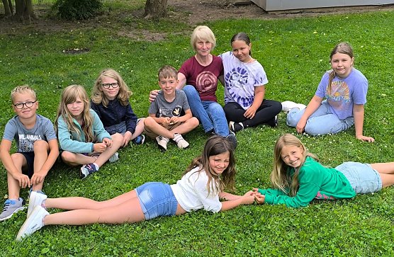 Monika Dominik im Kreise ihrer Schüler (Foto: Grundschule Görsbach) Monika Dominik im Kreise ihrer Schüler (Foto: Grundschule Görsbach)