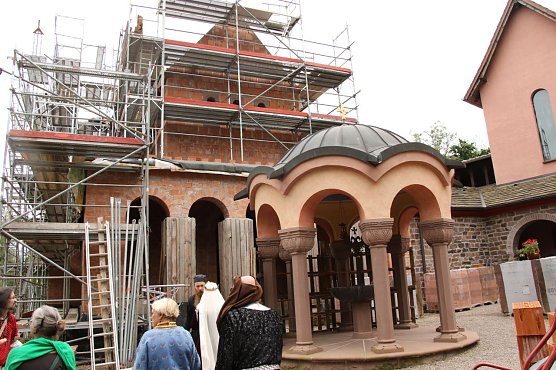 Mit Gottes Hilfe und ohne Eile - am Kloster bauen f&uuml;nf M&ouml;nche seit 30 Jahren (Foto: agl)