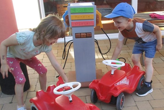  Lucie und Arthur an der Holztankstelle, die die Agrarproduktion Leimbach/Urbach gespendet hat.  (Foto: JUH/Kita Leimbach)