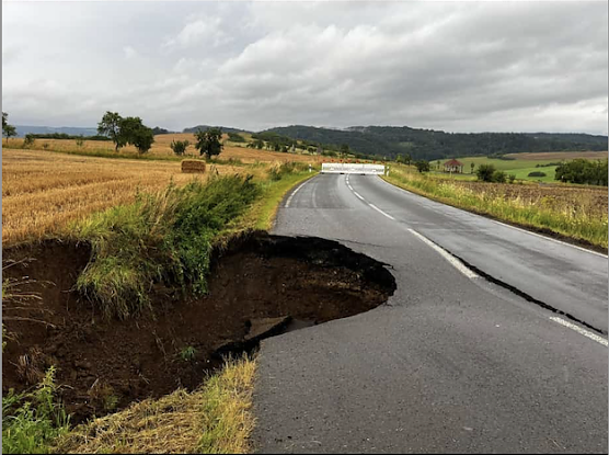 Der Regen hat die Fahrbahn zwischen Buchholz und Steigerthal untersp&uuml;lt (Foto: privat)