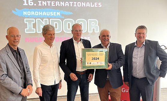Thomas Zirkel, Helmut Holter, Matthias Jendricke, Werner H&uuml;tcher und Thomas Seeber freuen sich &uuml;ber die Auszeichnung f&uuml;r das  Nordhausen Kugelsto&szlig; Indoor  (Foto: oas)