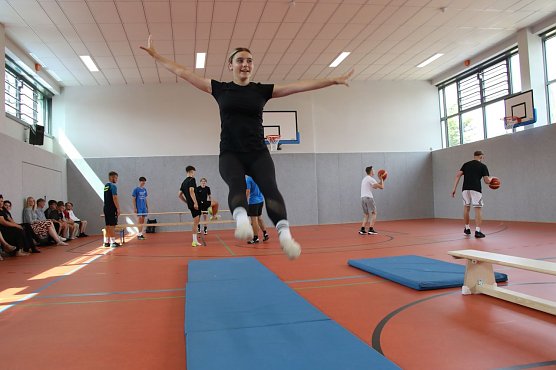 Zur Er&ouml;ffnung gab es sportliche Darbietungen aller Art (Foto: agl)