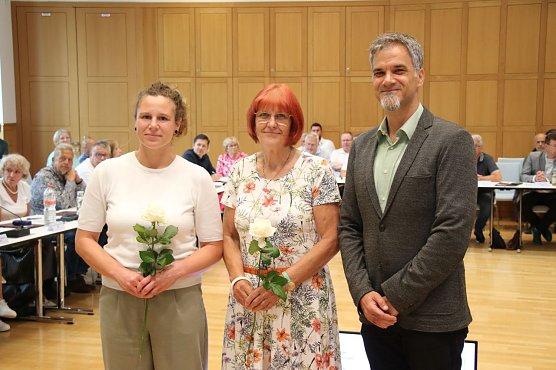 Die beiden neuen Ortsteilb&uuml;rgermeisterinnen aus Stempeda und Buchholz mit Oberb&uuml;rgermeister Kai Buchmann (Foto: agl)