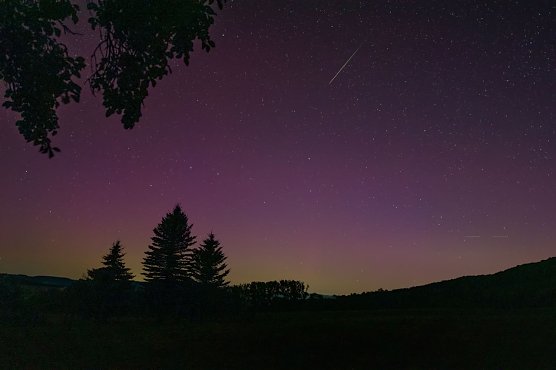 Perseidenschauer im nachlassenden Polarlicht (Foto: E. Krahl)