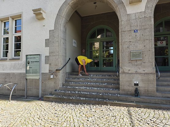 Aufräumen vor dem Neuen Rathaus (Foto: Peter Blei) Aufräumen vor dem Neuen Rathaus (Foto: Peter Blei)