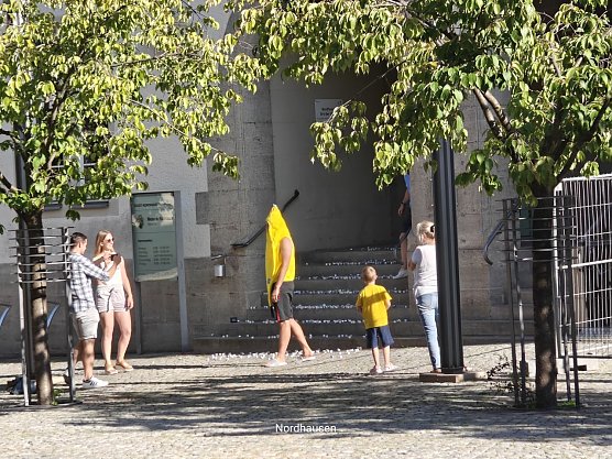 Aufräumen vor dem Neuen Rathaus (Foto: Peter Blei) Aufräumen vor dem Neuen Rathaus (Foto: Peter Blei)