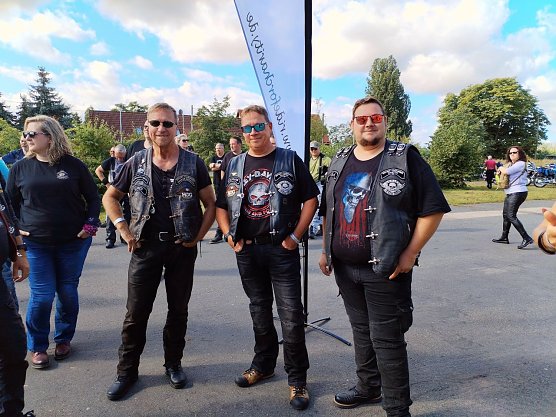 Wir machen Wald - vergangenes Wochenende trafen sich Motorradfahrer um f&uuml;r die gute Sache Gas zu geben (Foto: Cornelia Wilhelm)