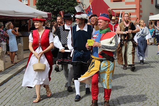 Einzug des Herolds mit dem ersten B&uuml;rger der Stadt und der Rosenk&ouml;nigin zum Mittelalterstadtfest (Foto: Eva Maria Wiegand)