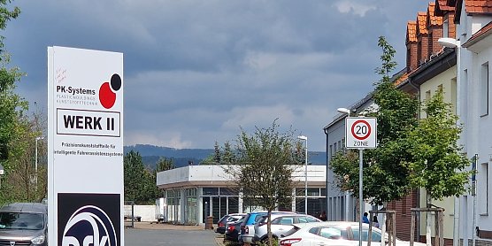 Der Pylon an der Hauptstra&szlig;e macht auf die Erweiterung aufmerksam (Foto: nnz)