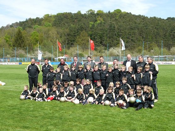 Wackers Jugendmannschaften, der Trainerstab und die Sponsoren  (Foto: Angelo Glashagel)