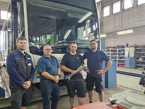 Ren&eacute; Wolfram, Meister Fahrzeuginstandhaltung (1. v. r.) gratuliert Tom Rieche (2. v. r.) zu seiner vorzeitig bestandenen Abschlusspr&uuml;fung; Stefan Freiberg (Gruppenleiter Gleisinstandhaltung, 1. v. l.) und Ralf Stade (Meister Stra&szlig;enbahninstand-haltung, 2. v. l.) freuen sich &uuml;ber die  zuk&uuml;nftige Unterst&uuml;tzung von Tom in der Stra&szlig;enbahninstandhaltung (Foto: Verkehrsbetriebe Nordhausen)