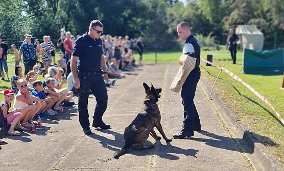 Die Polizeihundestaffel weckte viel Interesse (Foto: C.Wilhelm) Die Polizeihundestaffel weckte viel Interesse (Foto: C.Wilhelm)