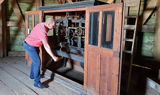 Die Kirchturmuhr wird aufgezogen (Foto: R.Englert)