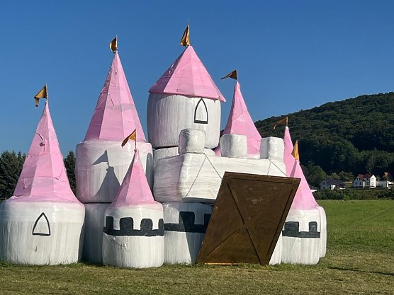 Ein Märchenschloss aus Stroh (Foto: Emma Grabe) Ein Märchenschloss aus Stroh (Foto: Emma Grabe)