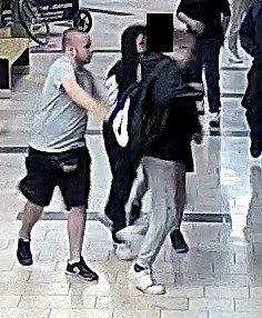 Wer erkennt die abgebildete Person im grauen T-Shirt (Foto: Polizei)